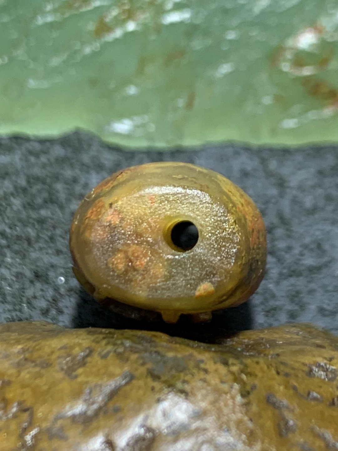 精美亚光黄金草花纹战国红玛瑙手工雕刻禅字随形勒子一颗