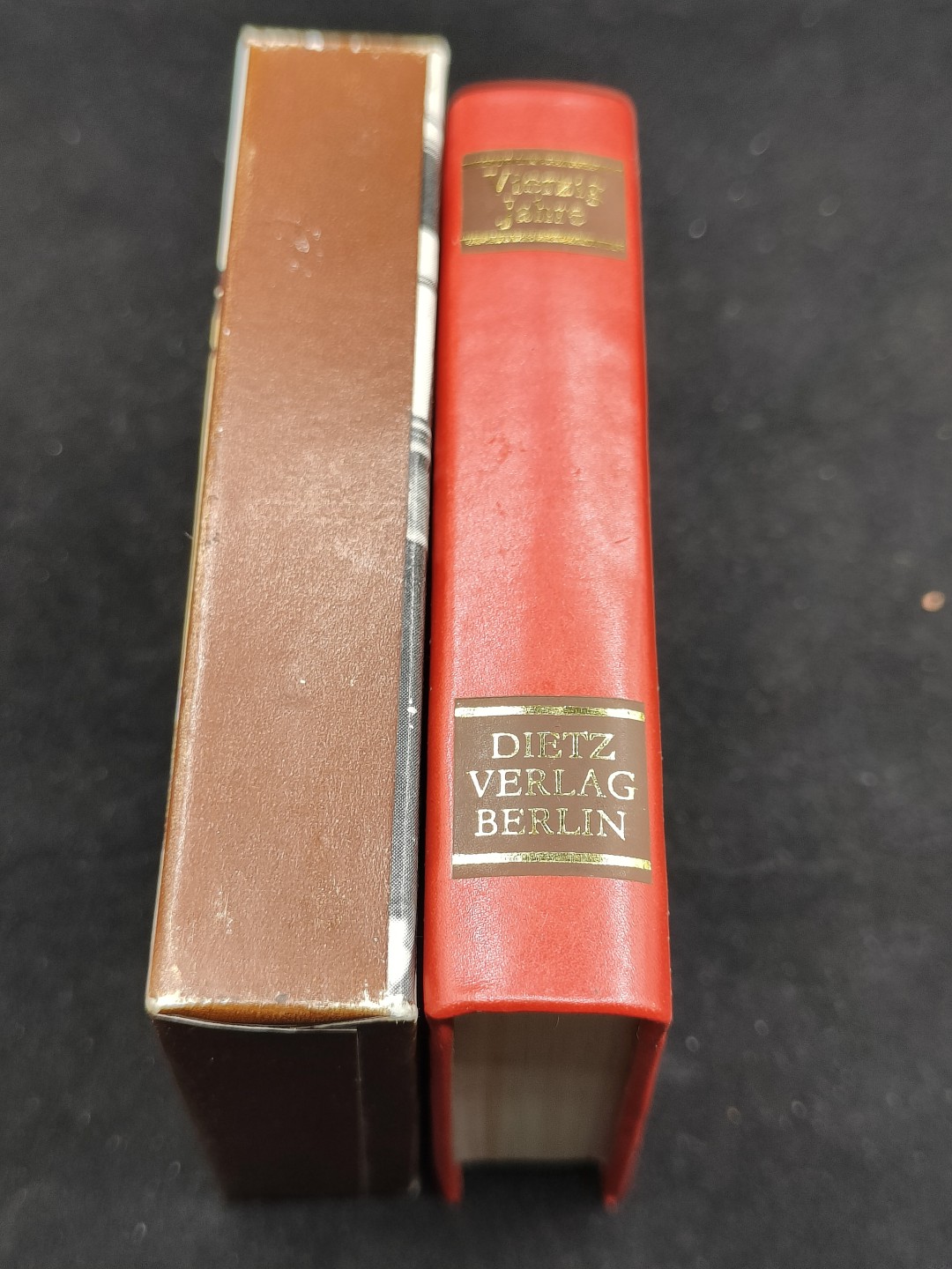 全场0元起拍 第50期 咸鱼国勋章拍卖专场 4月26日（周三）下午6：00开始 东德袖珍书，200页左右