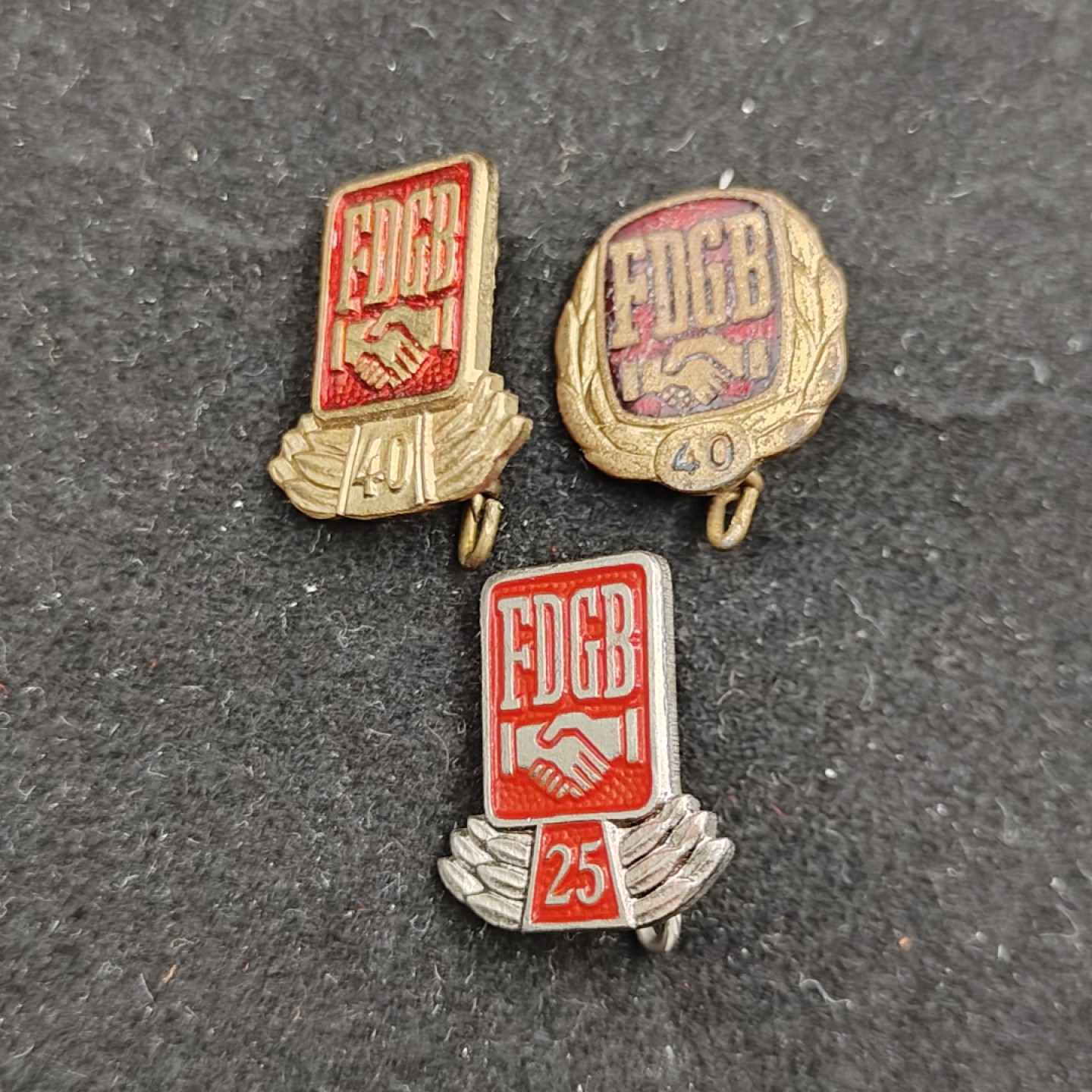 全场0元起拍 第50期 咸鱼国勋章拍卖专场 4月26日（周三）下午6：00开始 东德fdjb徽章三个