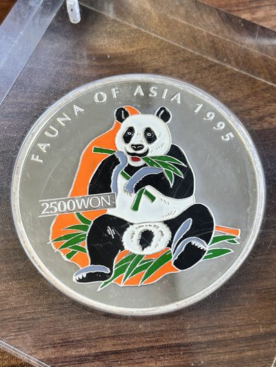 【海寧潮】朝鲜1995年动物大熊猫5盎司彩色精制纪念银币，999银，直径60毫米，发行2500枚