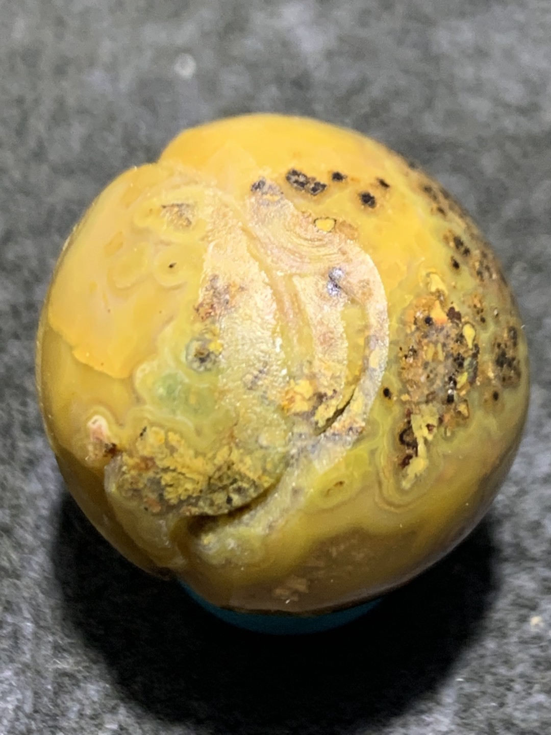 精美原皮草花纹战国红玛瑙手工雕刻红眼玉兔珠一个