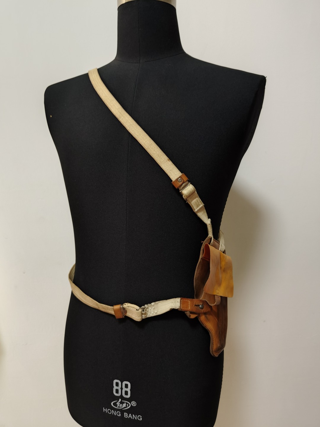 全场0元起拍 第50期 咸鱼国勋章拍卖专场 4月26日（周三）下午6：00开始 东德国安用 隐藏式腋下马卡工具套