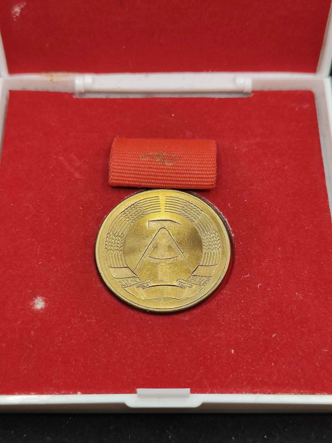 全场0元起拍 第50期 咸鱼国勋章拍卖专场 4月26日（周三）下午6：00开始 东德建国四十周年荣誉奖章