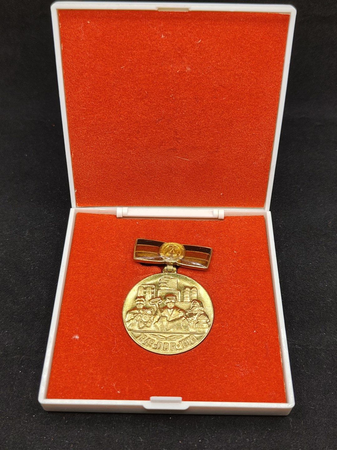 全场0元起拍 第50期 咸鱼国勋章拍卖专场 4月26日（周三）下午6：00开始 东德建国30周年奖章