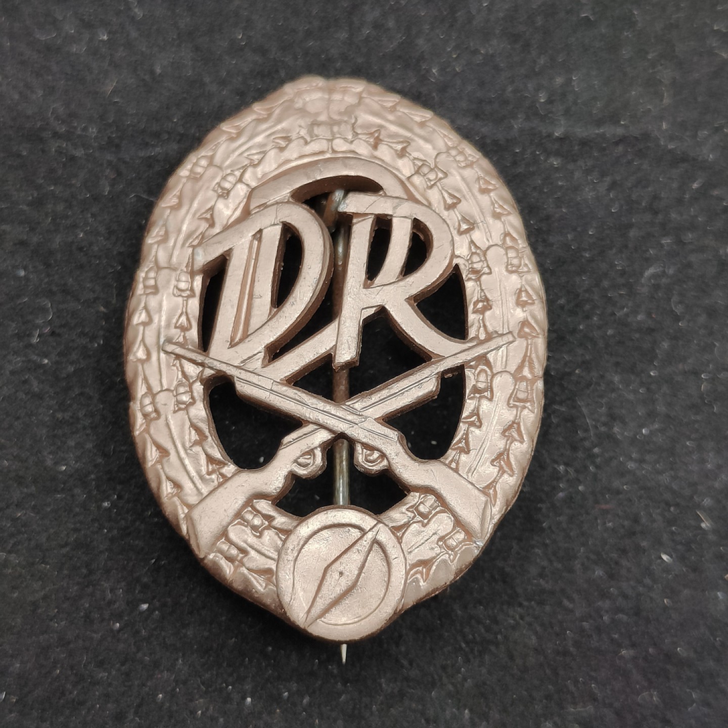 全场0元起拍 第50期 咸鱼国勋章拍卖专场 4月26日（周三）下午6：00开始 东德射击技能章