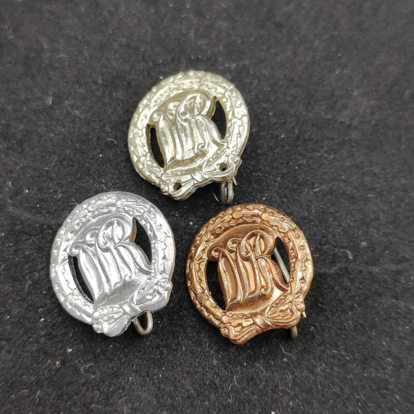 全场0元起拍 第50期 咸鱼国勋章拍卖专场 4月26日（周三）下午6：00开始 东德体能章 金银铜一组