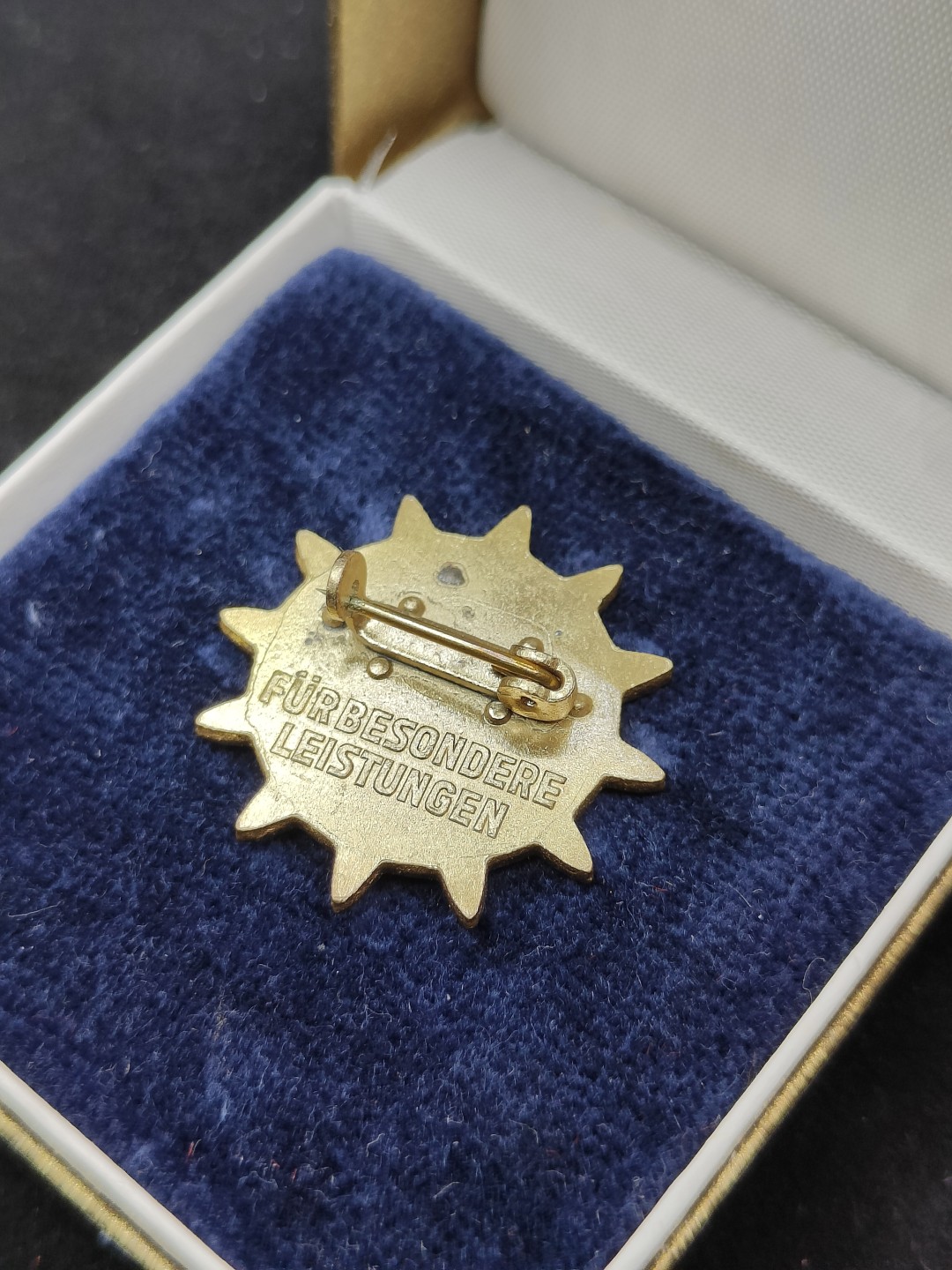 全场0元起拍 第50期 咸鱼国勋章拍卖专场 4月26日（周三）下午6：00开始 东德民主妇女联盟奖章 金级