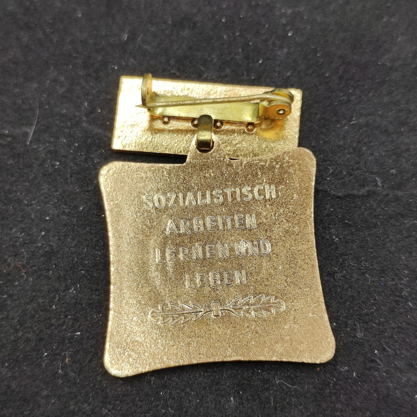 全场0元起拍 第50期 咸鱼国勋章拍卖专场 4月26日（周三）下午6：00开始 东德集体劳动积极荣誉称号奖章 早期珐琅版