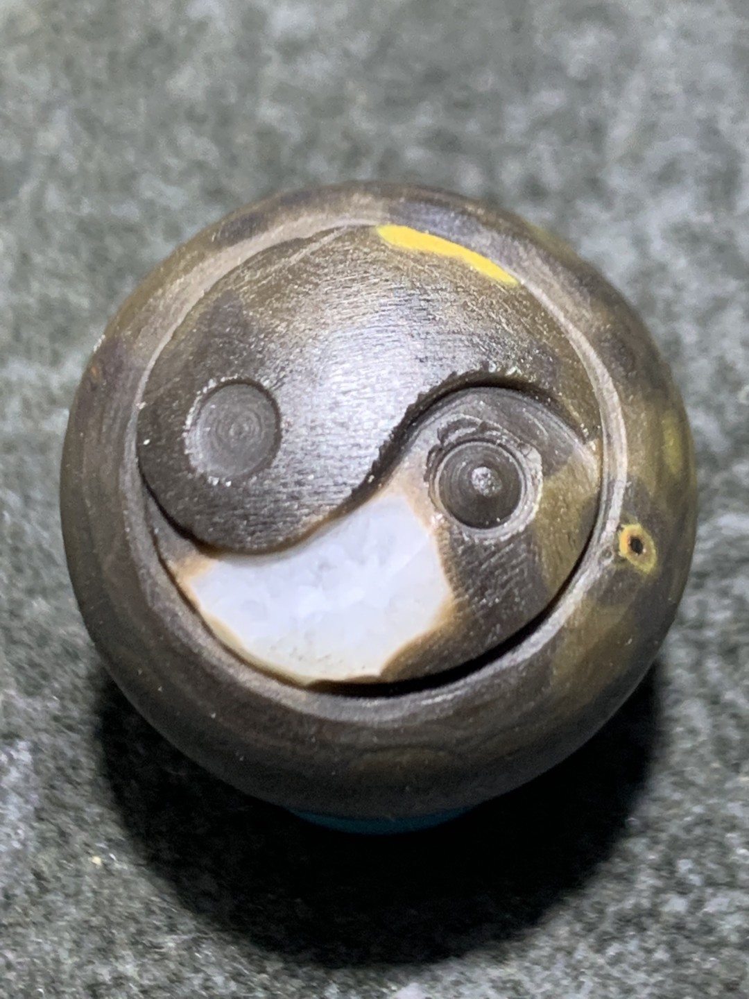 精美亚光战国红玛瑙手工俏色巧雕太极珠一颗！