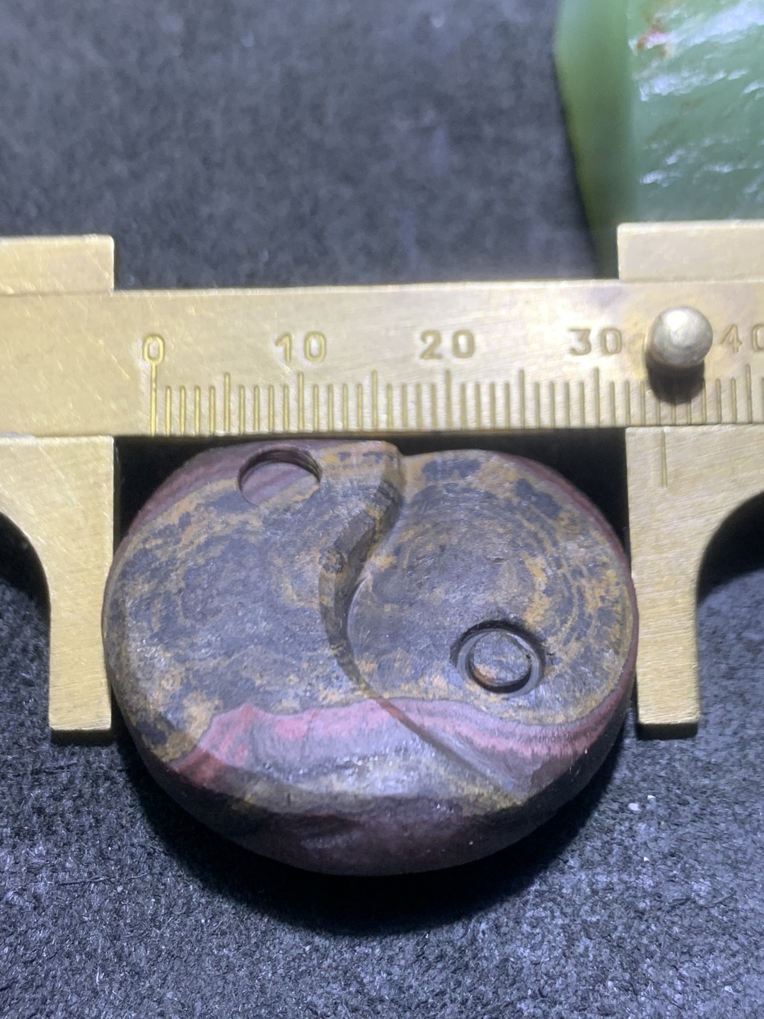 精美亚光天眼纹战国红玛瑙原皮手工俏色巧雕太极阴阳鱼吊坠一个，
