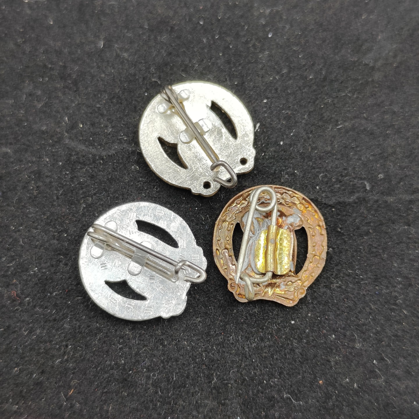 全场0元起拍 第50期 咸鱼国勋章拍卖专场 4月26日（周三）下午6：00开始 东德体能章 金银铜一组