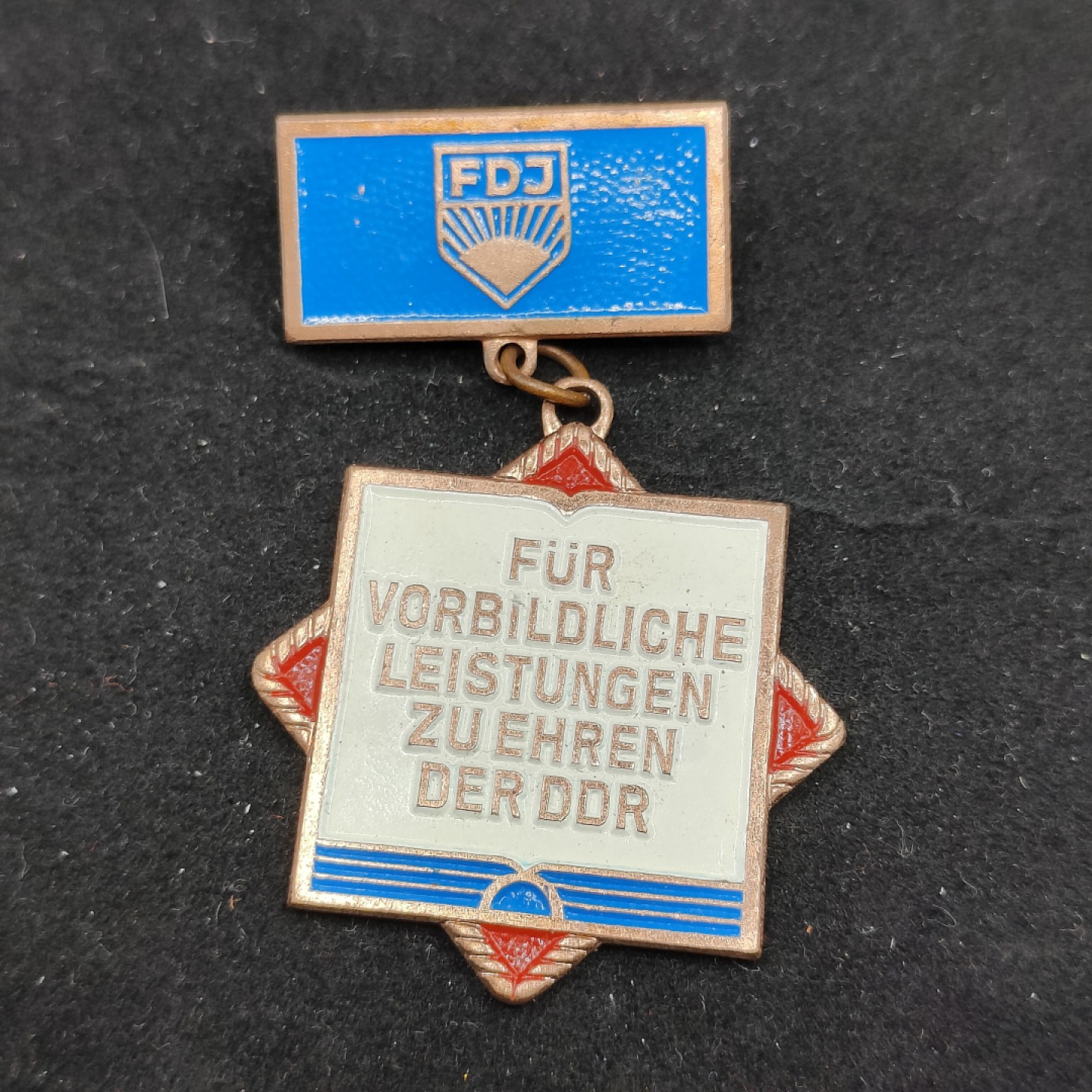 全场0元起拍 第50期 咸鱼国勋章拍卖专场 4月26日（周三）下午6：00开始 东德fdj奖章