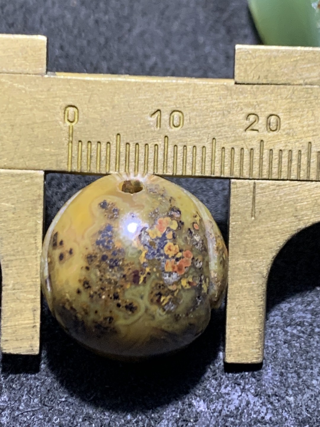 精美原皮草花纹战国红玛瑙手工雕刻红眼玉兔珠一个