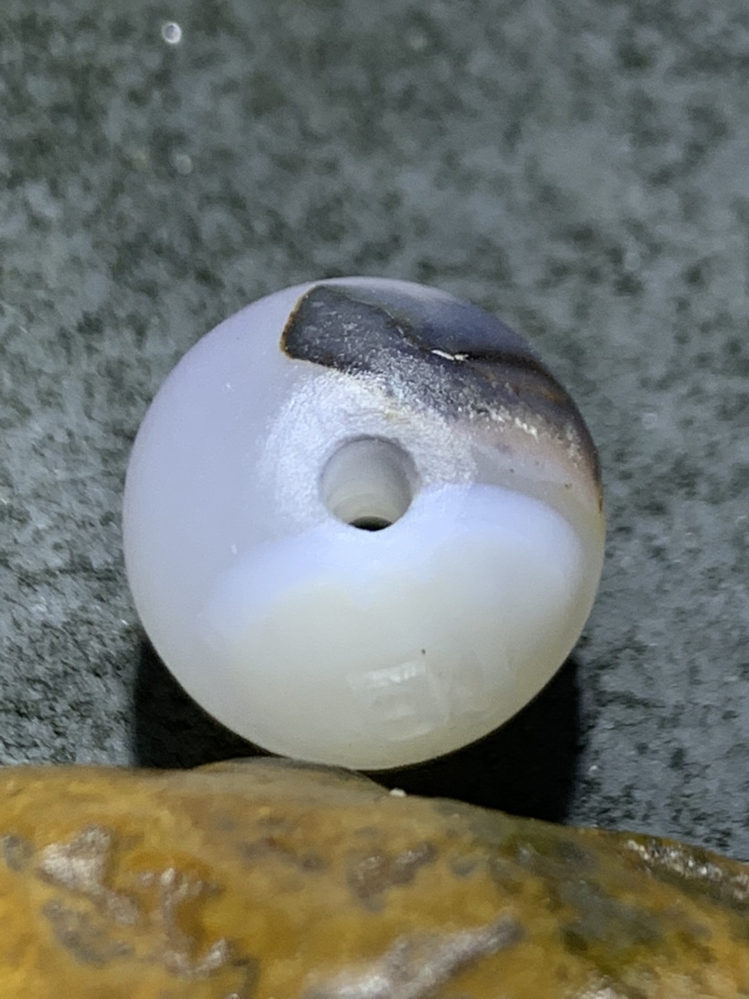 精美亚光高玉化海洋玉髓手工俏色巧雕阴阳随形桶珠一个