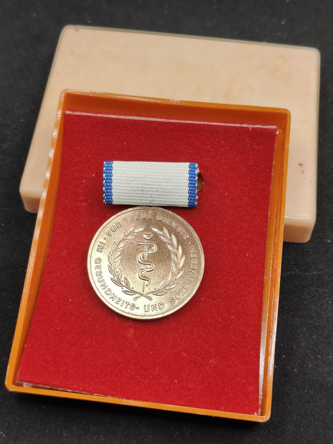 全场0元起拍 第50期 咸鱼国勋章拍卖专场 4月26日（周三）下午6：00开始 东德忠诚公共卫生服务事业十年奖章