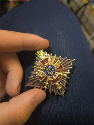 荷兰-纽卡勋赏制服交流拍卖（32期）持续上新 - 乌克兰国防部荣誉与勇气勋章-铜制珐琅镀金，带有乌克兰国防部标志。4－5图为俄乌前线实发图