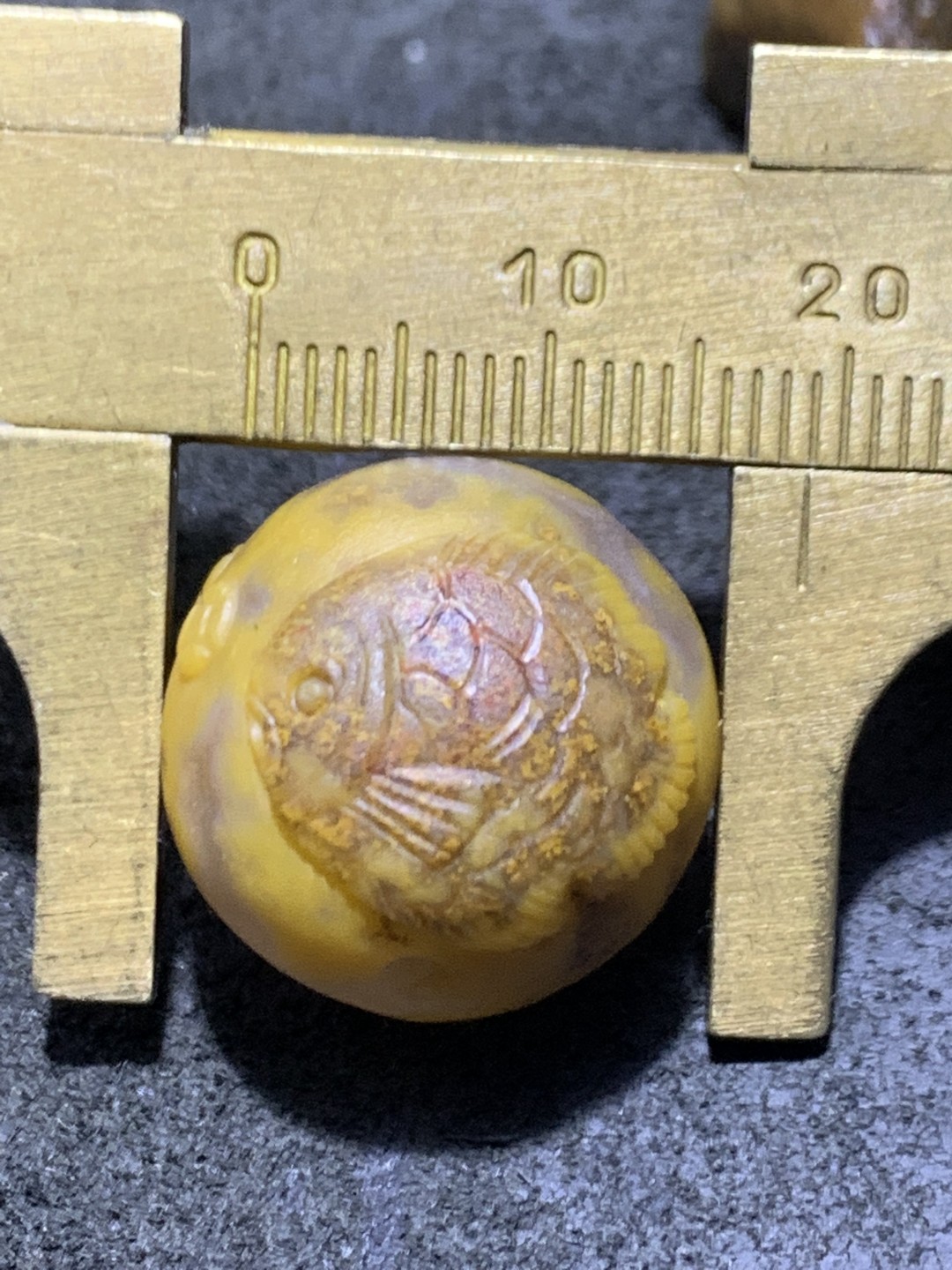 精美冰飘亚光草花纹战国红玛瑙手工巧色巧雕富贵有余随形珠一个