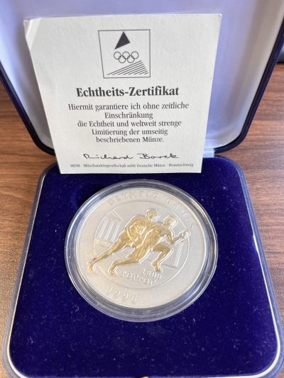 【海寧潮】获奖币蒙古1996年奥运跑步5盎司仿古镶嵌黄金银币,获1996年德国硬币排行榜前十