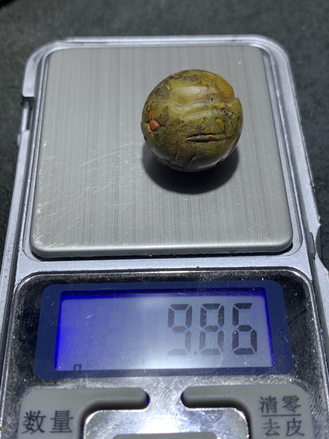 精美原皮草花纹战国红玛瑙手工雕刻红眼玉兔珠一个