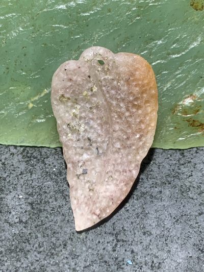 精美亚光战国红玛瑙手工雕刻树叶吊坠一个 精美亚光战国红玛瑙手工雕刻树叶吊坠一个