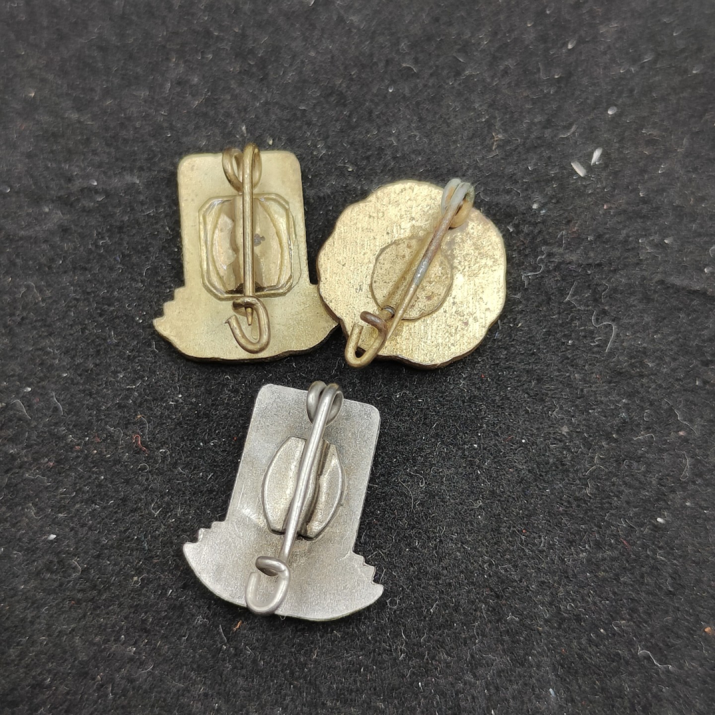 全场0元起拍 第50期 咸鱼国勋章拍卖专场 4月26日（周三）下午6：00开始 东德fdjb徽章三个