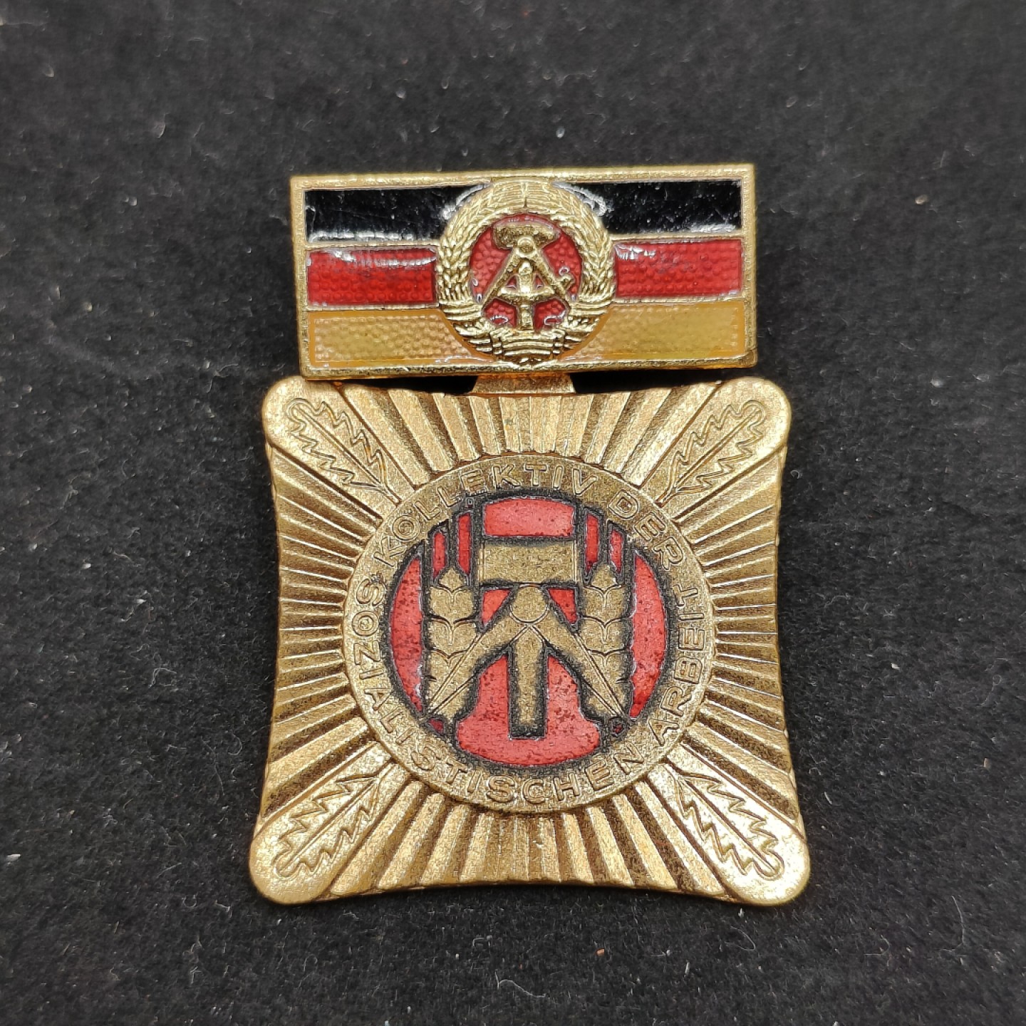 全场0元起拍 第50期 咸鱼国勋章拍卖专场 4月26日（周三）下午6：00开始 东德集体劳动积极荣誉称号奖章 早期珐琅版