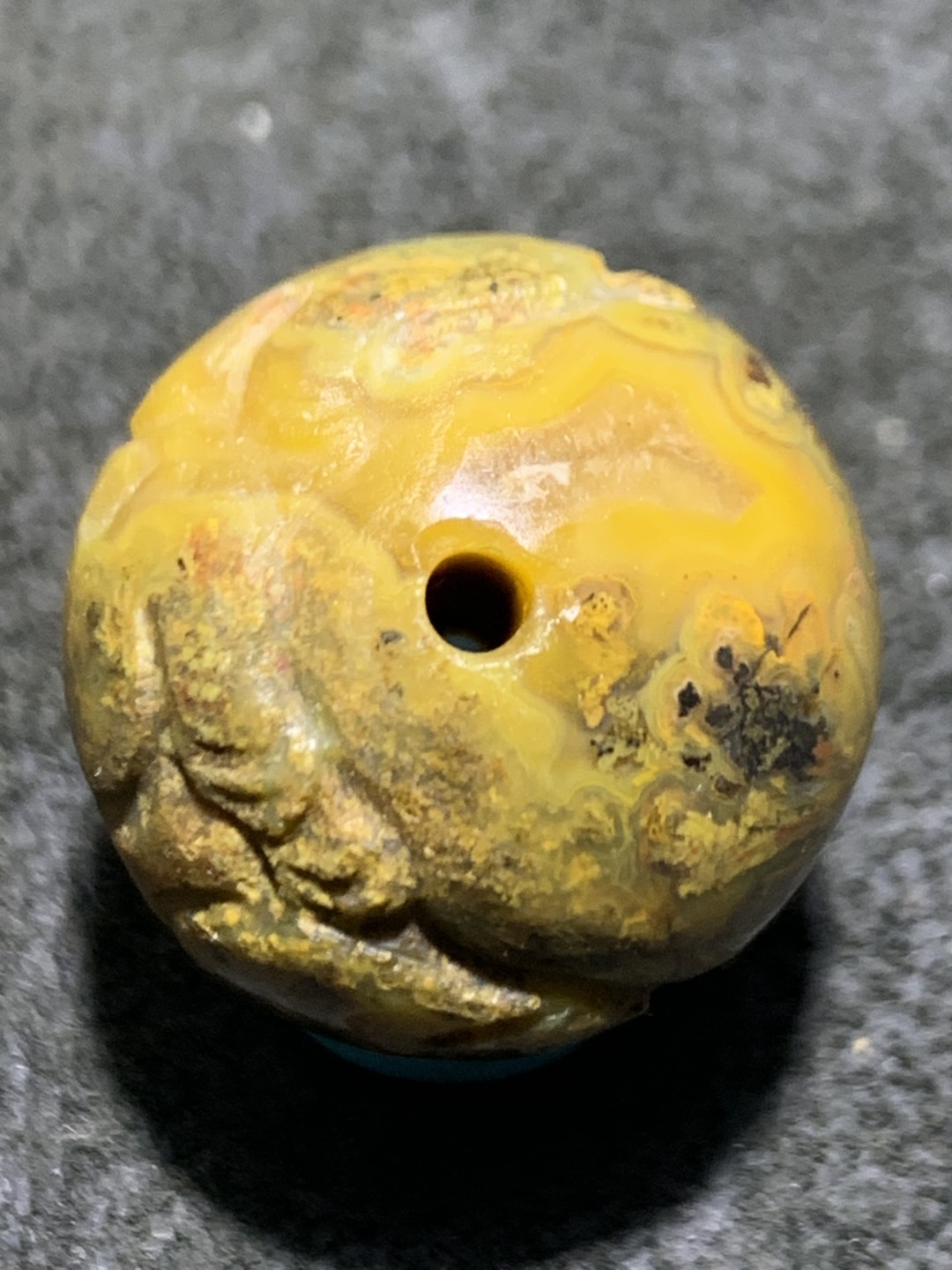 精美原皮草花纹战国红玛瑙手工雕刻红眼玉兔珠一个