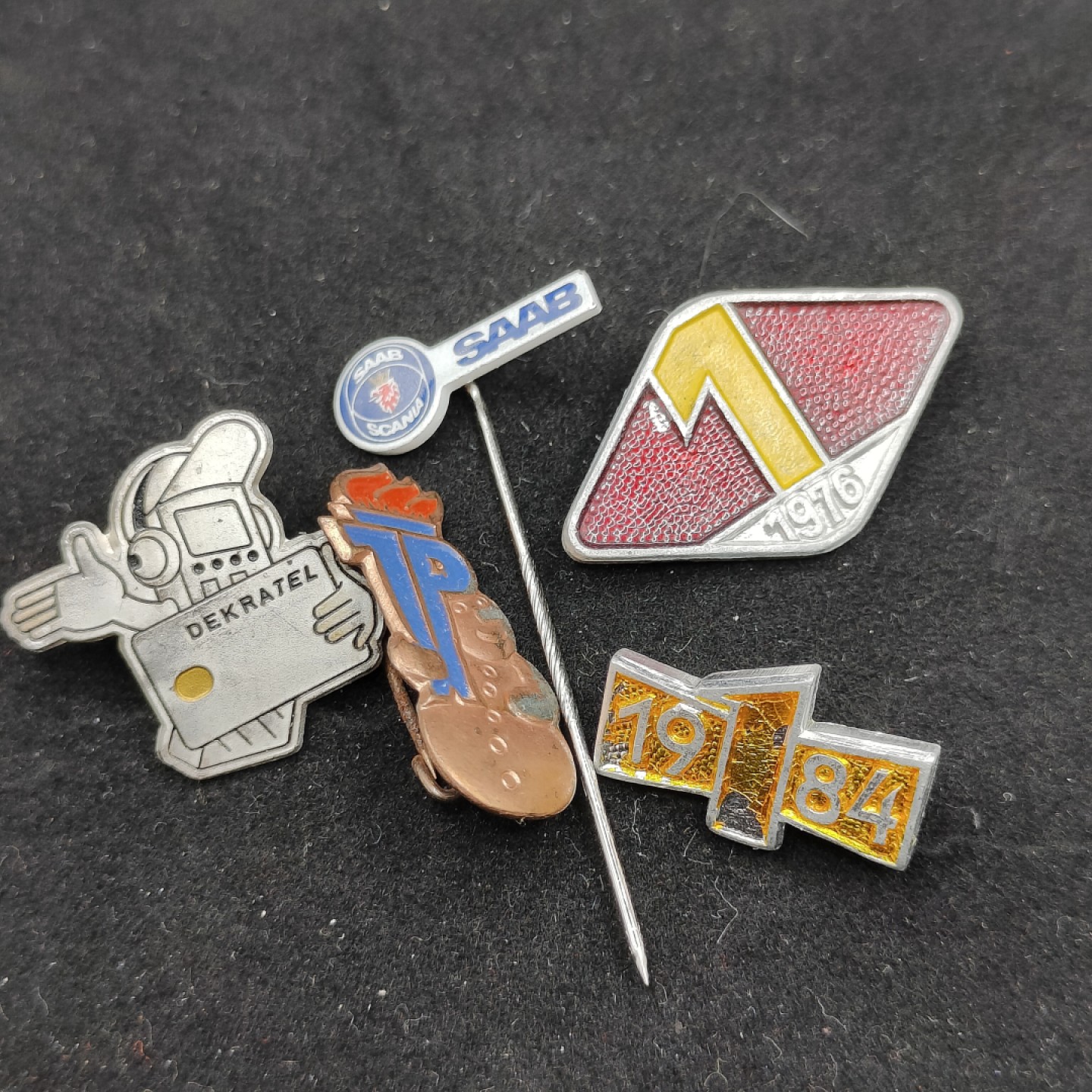 全场0元起拍 第50期 咸鱼国勋章拍卖专场 4月26日（周三）下午6：00开始 东德徽章一组 其中一枚为银制