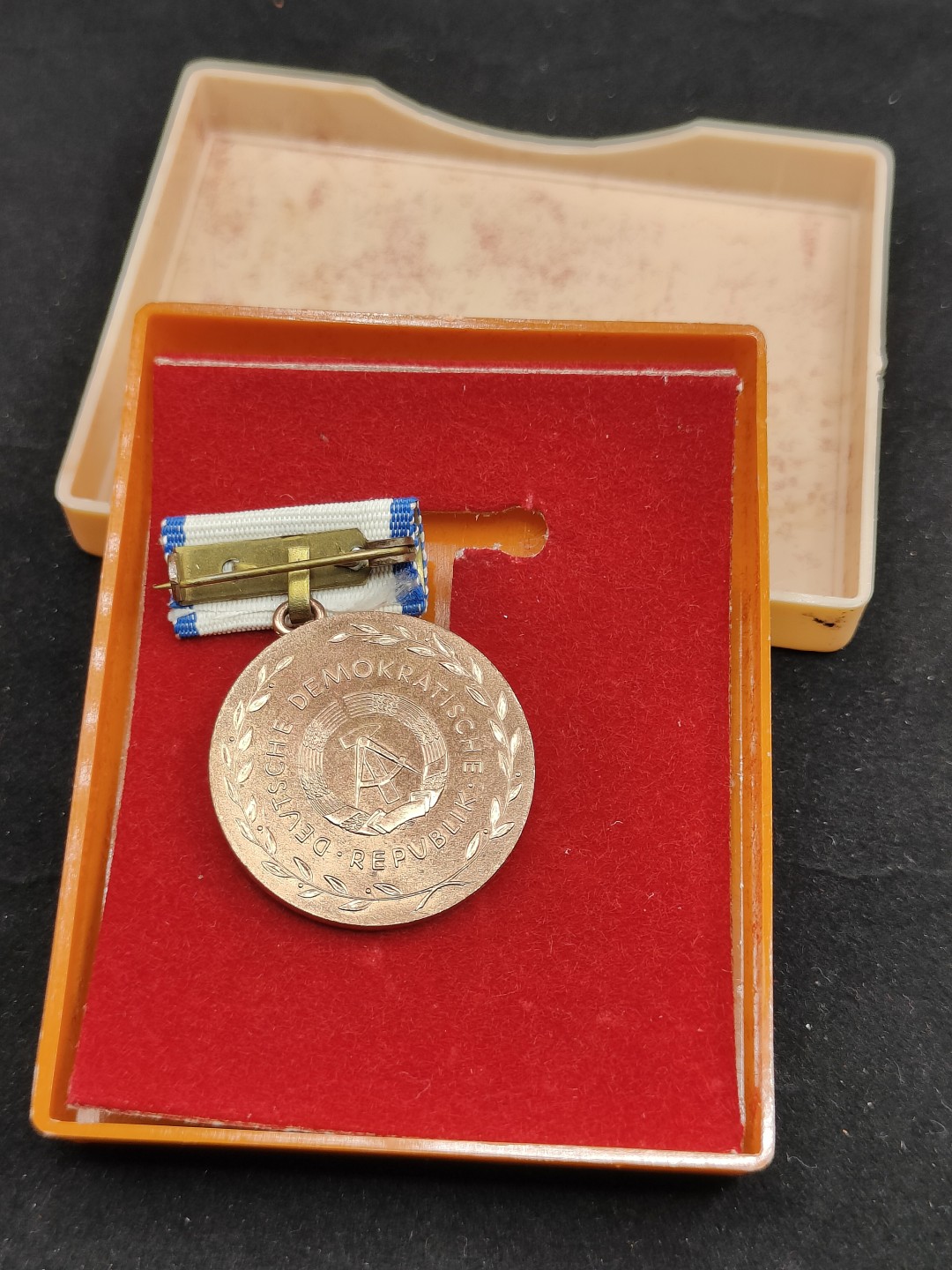 全场0元起拍 第50期 咸鱼国勋章拍卖专场 4月26日（周三）下午6：00开始 东德忠诚公共卫生服务事业十年奖章