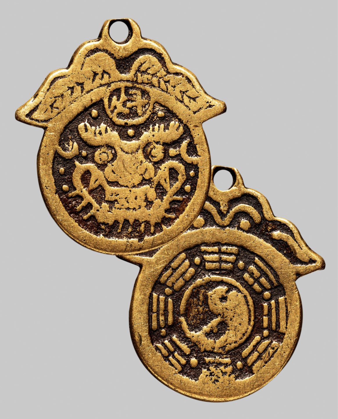 广州中孚2023年春拍-钱币专场 清代 虎头背八卦文 挂花 直径46.6mm*2.7mm 重27.7克