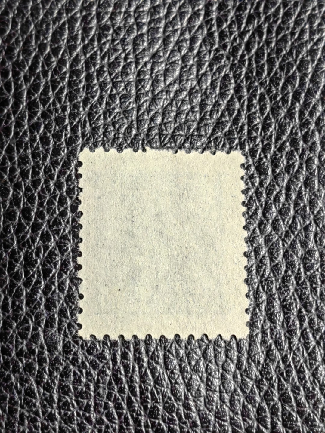 洪涛臻品批发群  精选邮票限时拍卖第二百四十四期 普1东贴 面值35000元一枚，全品，1950年新中国成立发行的第一组普票，年代久远，具有较高的收藏意义，全品可评级，喜欢不要错过