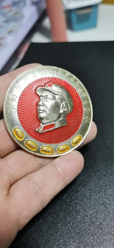 毛主席像章，全场大章，全部50毫米以上 - 毛主席像章，59.6毫米，带浮雕图案和诗词