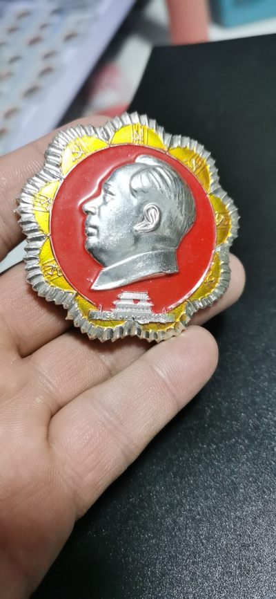 毛主席像章，全场大章，全部50毫米以上 - 毛主席像章，62毫米，大葵花题材异型彩章，低价放漏