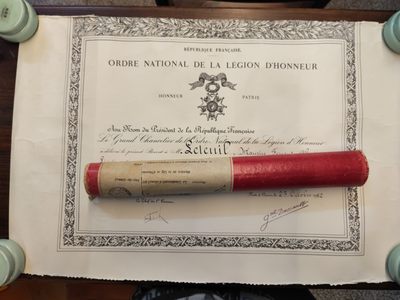 崇实勋章拍卖所（第11期法章） - （25——29号拍品为夫妻套）法国三共荣誉军团证书带原包装桶（丈夫获得）
