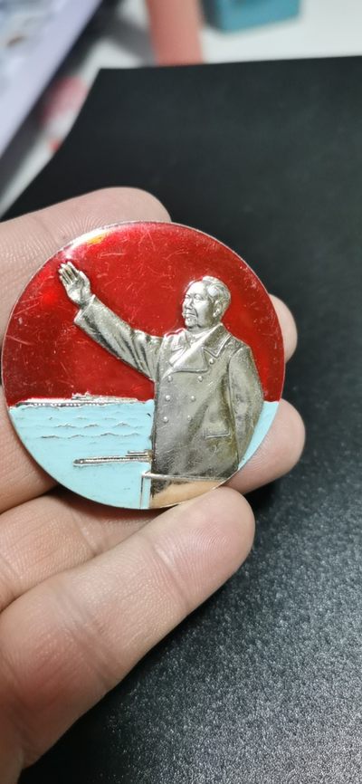 毛主席像章，全场大章，全部50毫米以上 - 毛主席像章，52.9毫米，挥手彩章，低价放漏