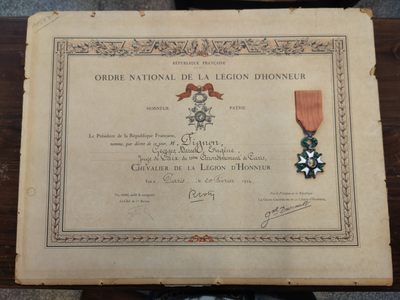 崇实勋章拍卖所（第11期法章） - 法国四共时期荣誉军团勋章带证书（勋章为立体卷心菜拱版银制）（授予法国治安官员）