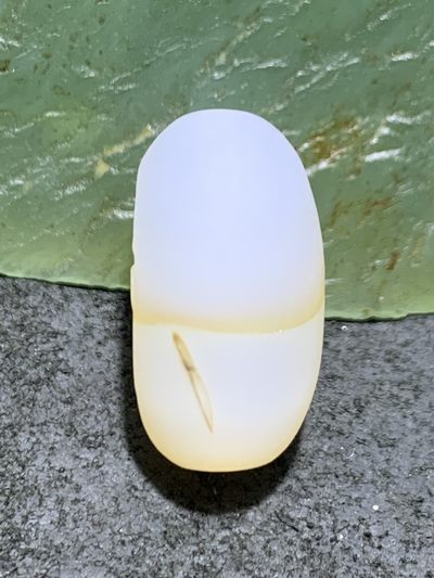 精美亚光高玉化海洋玉髓手工俏色巧雕佛字桶珠一个！ 精美亚光高玉化海洋玉髓手工俏色巧雕佛字桶珠一个！