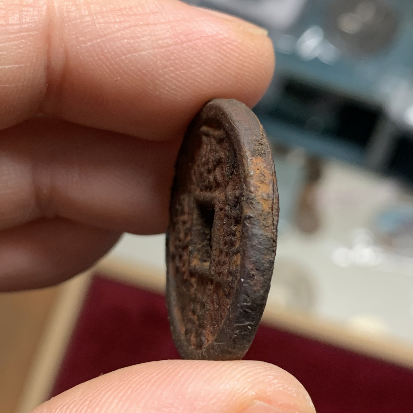 《竞宝斋》第159场-周日，周一 2场 (全场包邮) 南宋开禧通宝背“同三”折二铁钱1枚 正面字口非常好，未流通 7.8g 29mm 厚2.9