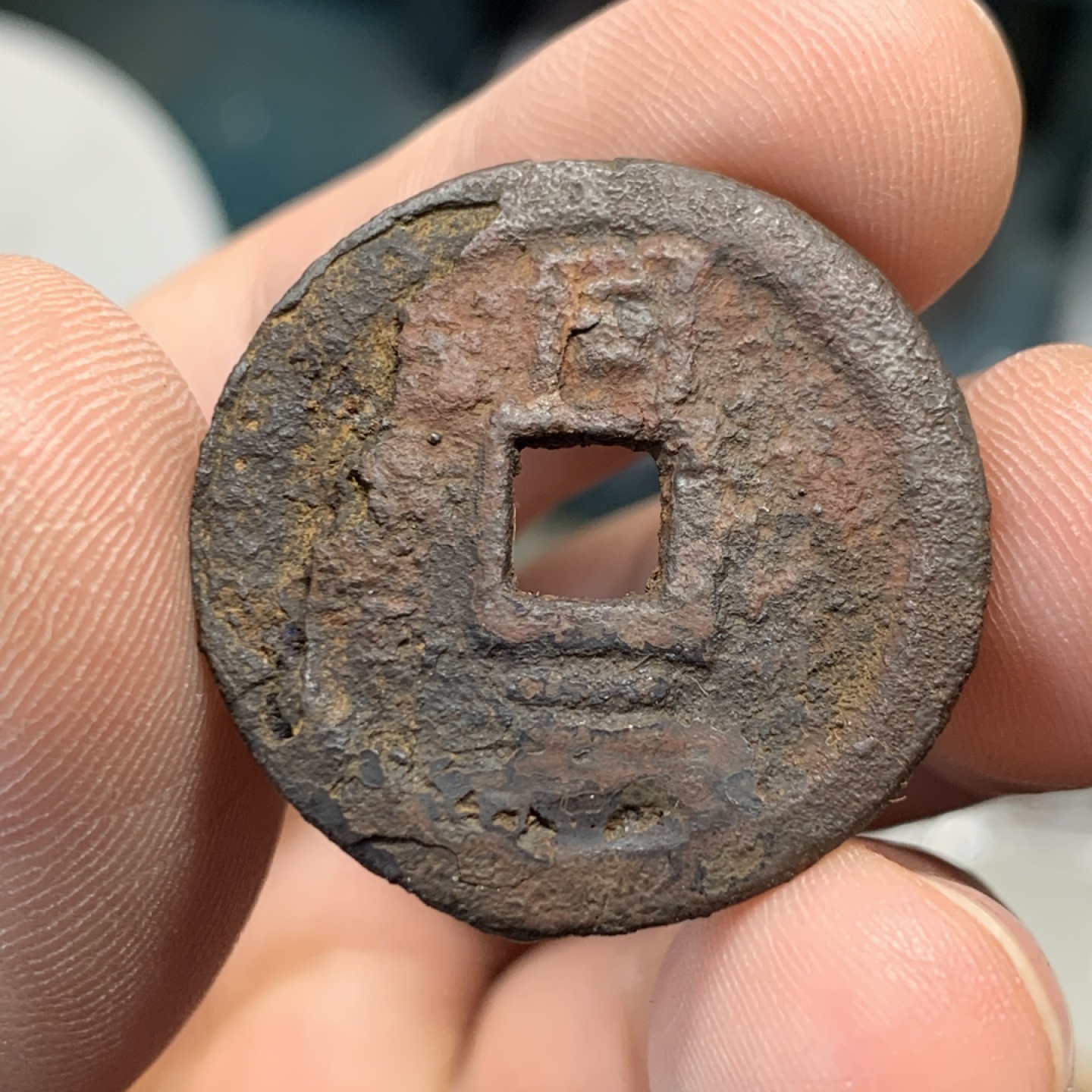 《竞宝斋》第159场-周日，周一 2场 (全场包邮) 南宋开禧通宝背“同三”折二铁钱1枚 正面字口非常好，未流通 7.8g 29mm 厚2.9