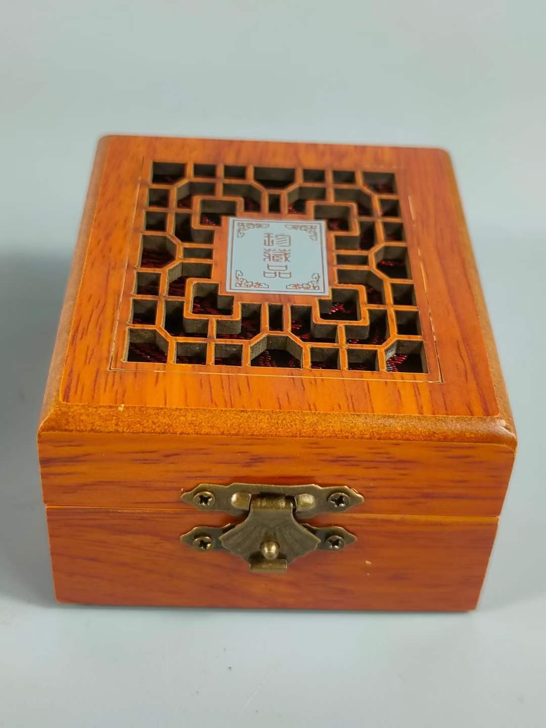 红木盒装 银鎏金镶钻石💎 戒指💍 ，晶莹剔透光彩夺目，硬度达十，雕刻精美，佩带大气！ 红木盒装 银鎏金镶钻石💎 戒指💍 ，晶莹剔透光彩夺目，硬度达十，雕刻精美，佩带大气！