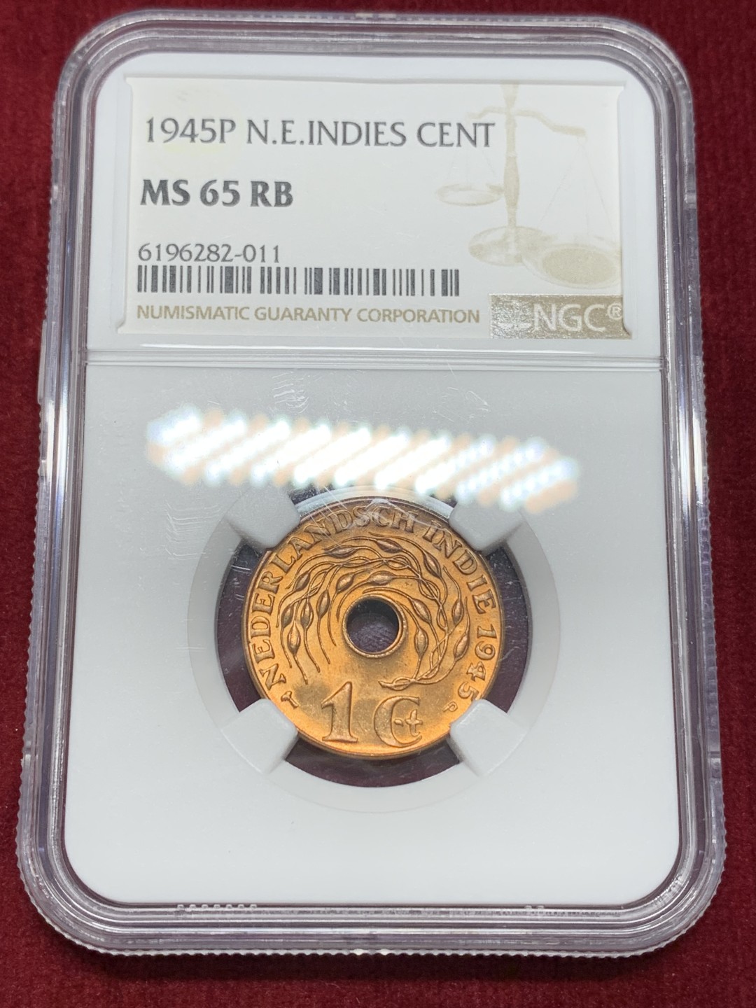 《竞宝斋》第159场-周日，周一 2场 (全场包邮) NGC-MS65RB 1945年 荷属东印度1分中孔铜币，顶级分数，RB红铜光靓丽。东印度系列凑套佳品