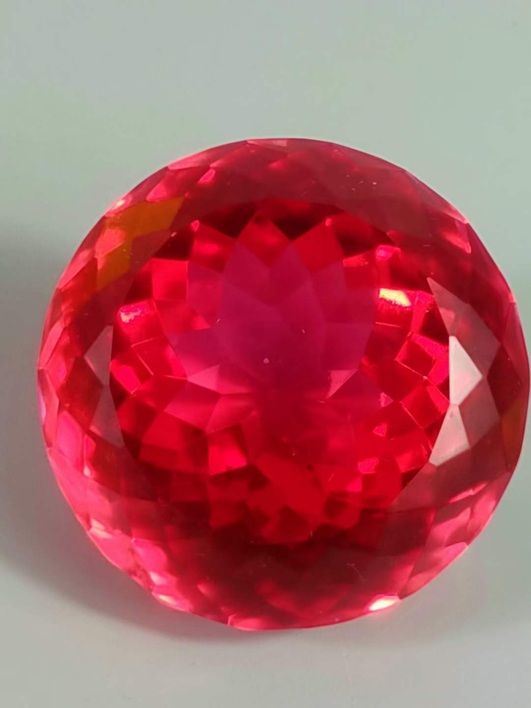 大漆楠木描金盒装钻石💎 ，晶莹剔透，光彩夺目，硬度达十！