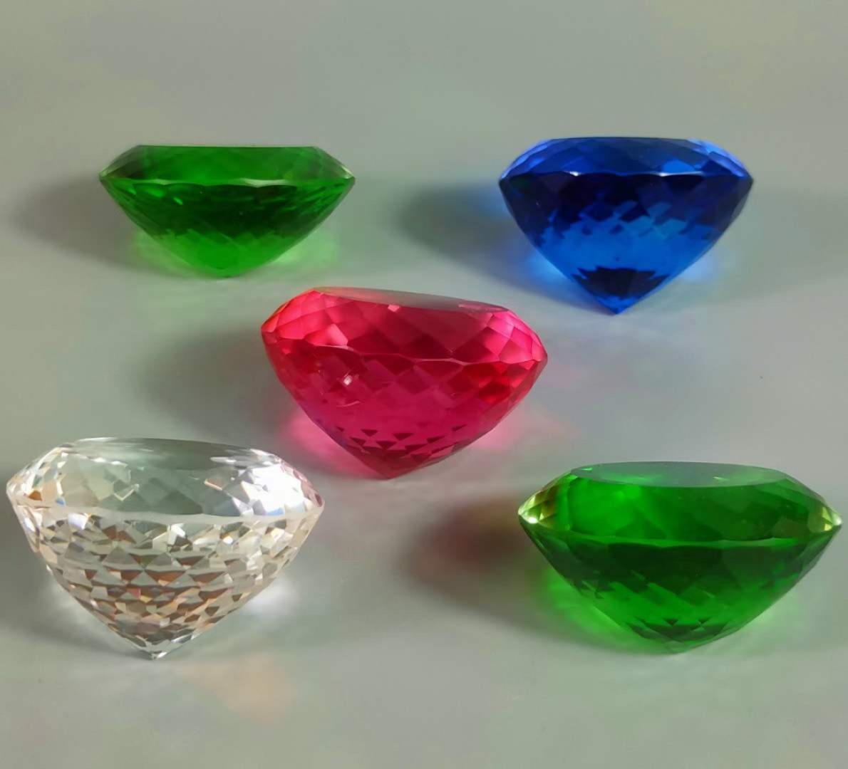 大漆楠木描金盒装钻石💎 ，晶莹剔透，光彩夺目，硬度达十！