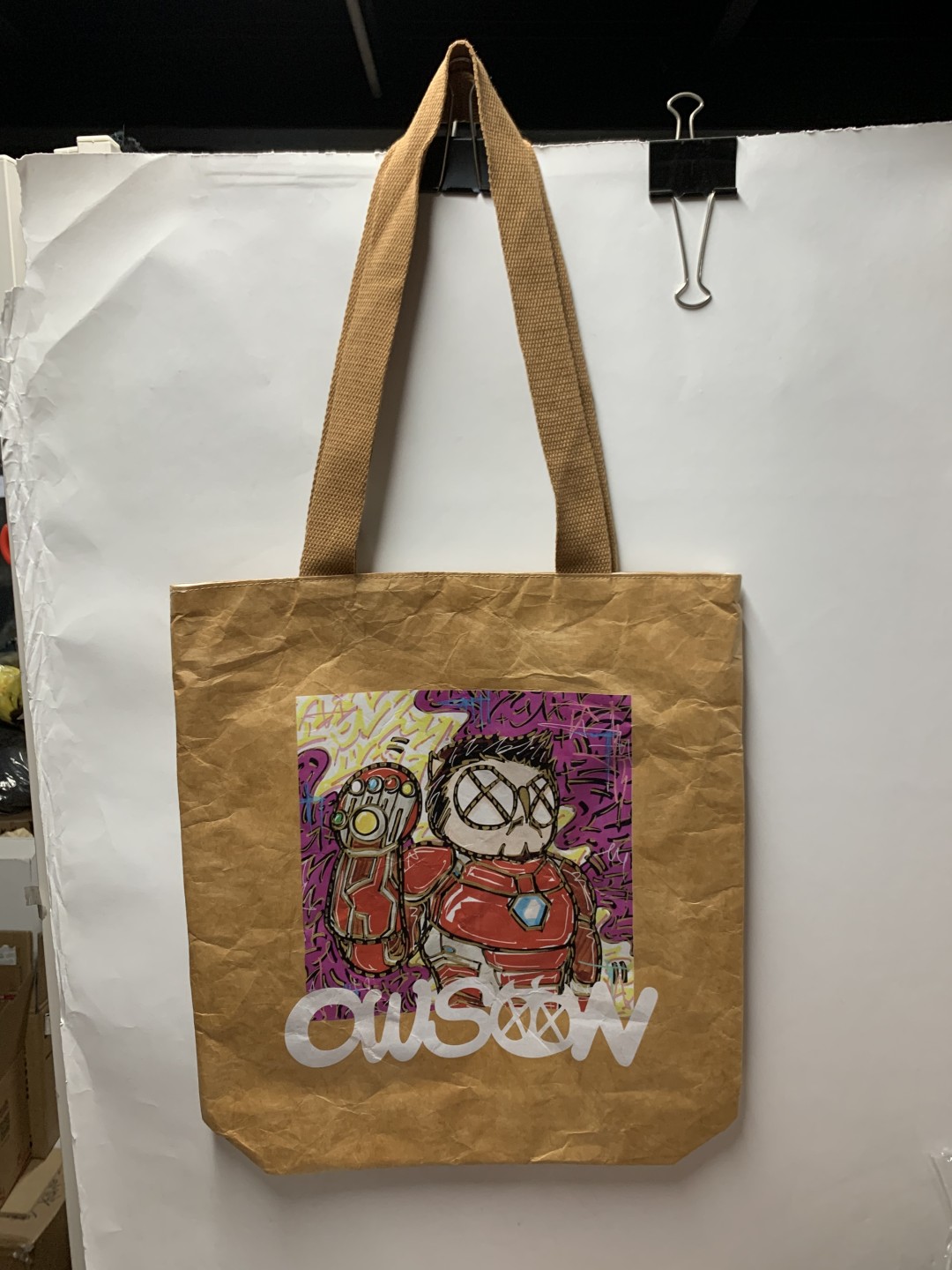 零元拍：展会热卖款，歪歪 OWSON系列杜邦纸手提袋  复古牛皮色防水洗杜邦环保潮流手袋《钢铁侠》，尺寸约35/38.5CM。