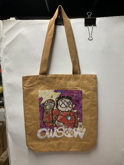 零元拍：展会热卖款，歪歪 OWSON系列杜邦纸手提袋  复古牛皮色防水洗杜邦环保潮流手袋《钢铁侠》，尺寸约35/38.5CM。 - 零元拍：展会热卖款，歪歪 OWSON系列杜邦纸手提袋  复古牛皮色防水洗杜邦环保潮流手袋《钢铁侠》，尺寸约35/38.5CM。