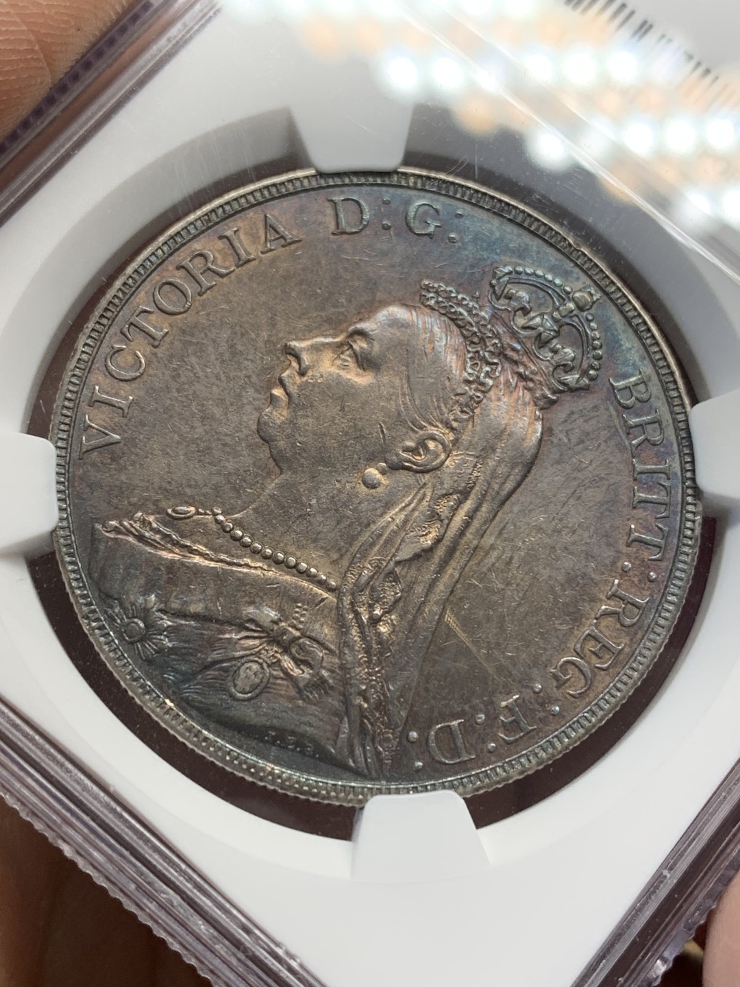 《竞宝斋》第159场-周日，周一 2场 (全场包邮) NGC-AU55 英国 1887年 1克朗 马剑图案经典，包浆带五彩。明显低评