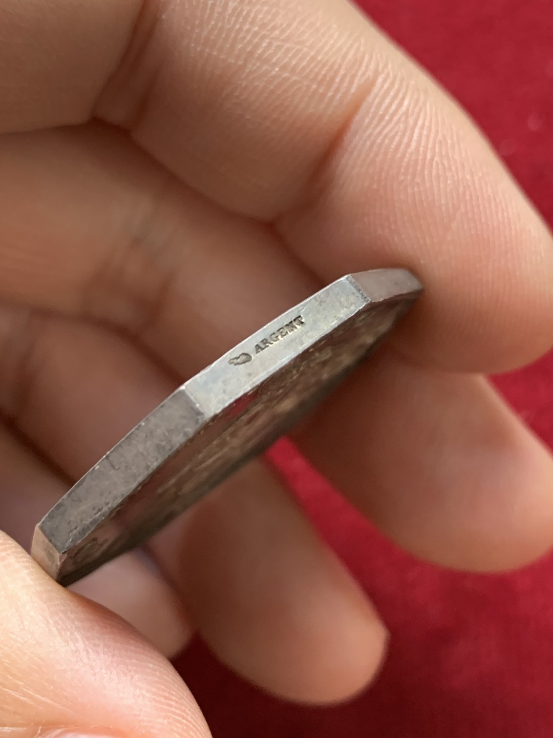 《竞宝斋》第159场-周日，周一 2场 (全场包邮) 法国八角银质代币，1860里昂储蓄银行 金色包浆，味道一流 大块头，21.03g，37mm，丰饶角边铭