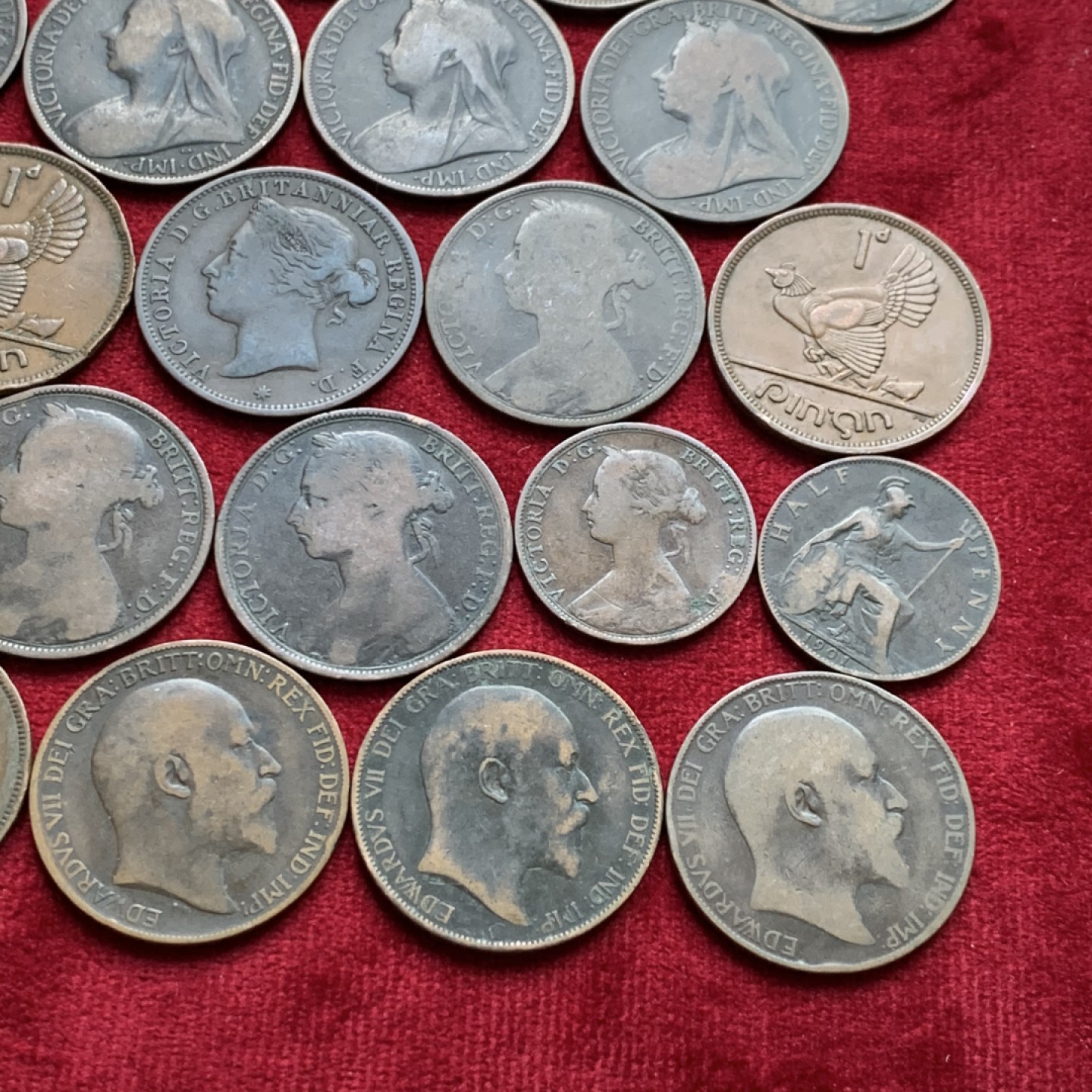 《竞宝斋》第159场-周日，周一 2场 (全场包邮) 英国维多利亚-爱七 便士23枚+半便士2枚，流通品相，醇厚巧克力铜包浆，基本无重复年份，从小维到爱七一网打尽 总计34枚