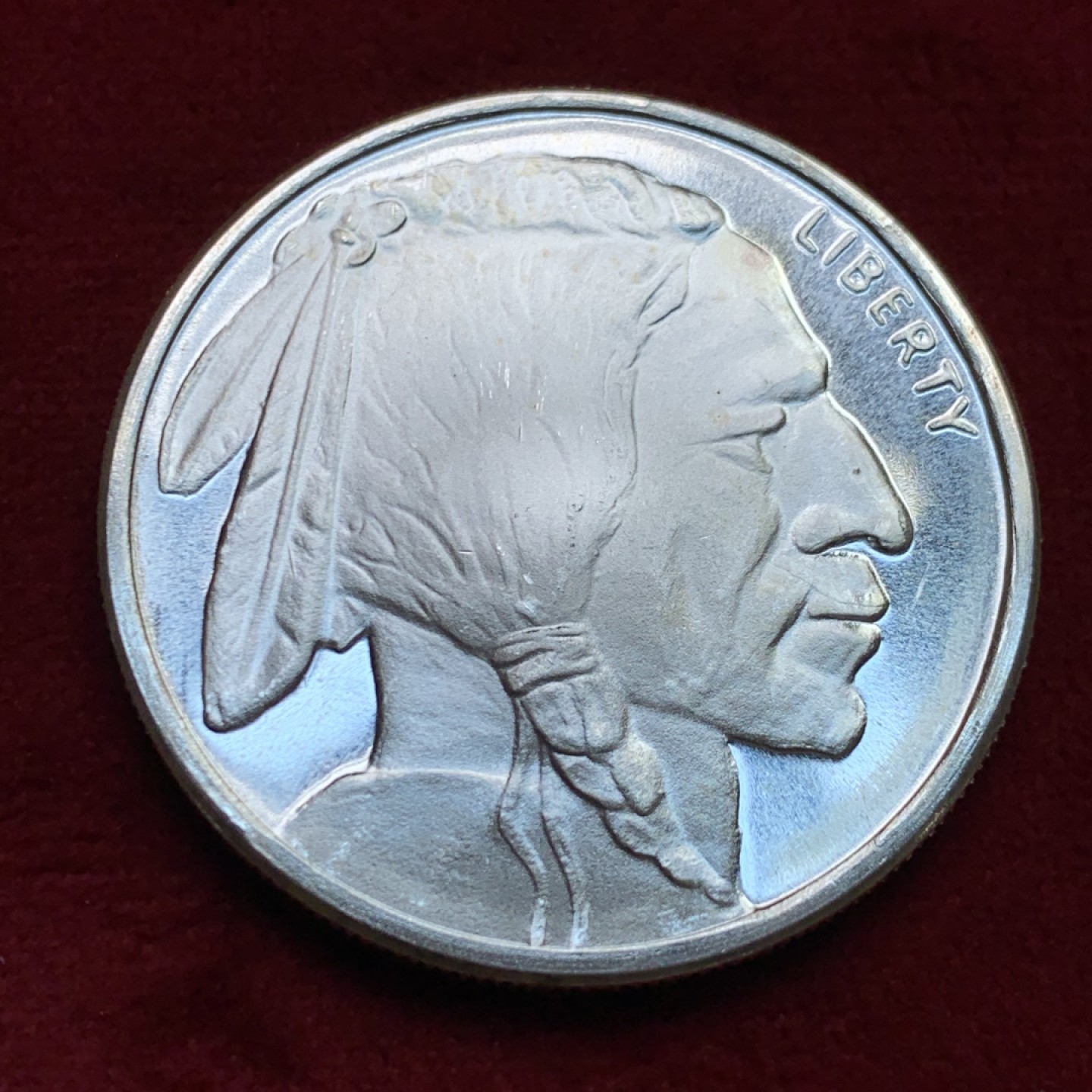 《竞宝斋》第159场-周日，周一 2场 (全场包邮) 美国 印第安人 野牛银章 1盎司31.1克 39.1mm 999银 无其它资料 材质保证