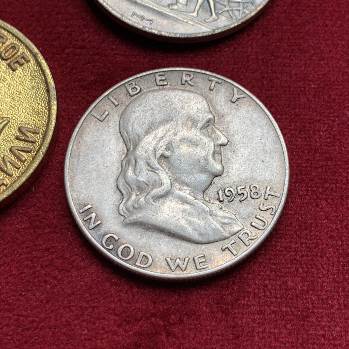 《竞宝斋》第159场-周日，周一 2场 (全场包邮) 美国 1958年 富兰克林 半美元银币 原味包浆 900银 12.5克+2枚不懂的章一起拍